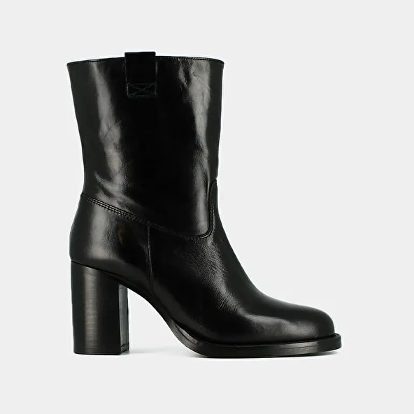 Heeled boots with cut-outs in black leather