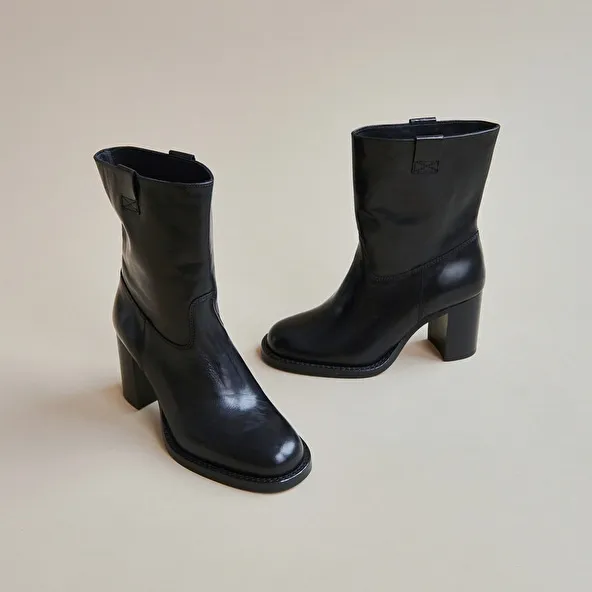 Heeled boots with cut-outs in black leather