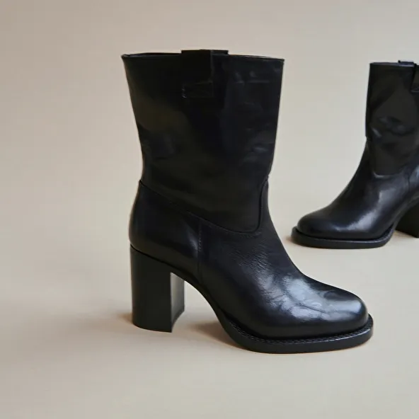 Heeled boots with cut-outs in black leather