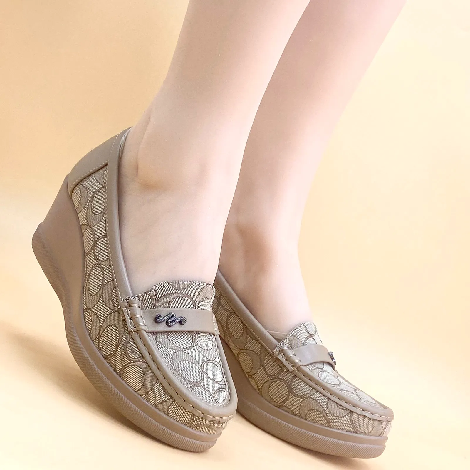 NEW ,  WOMEN FLAT SHOES W715