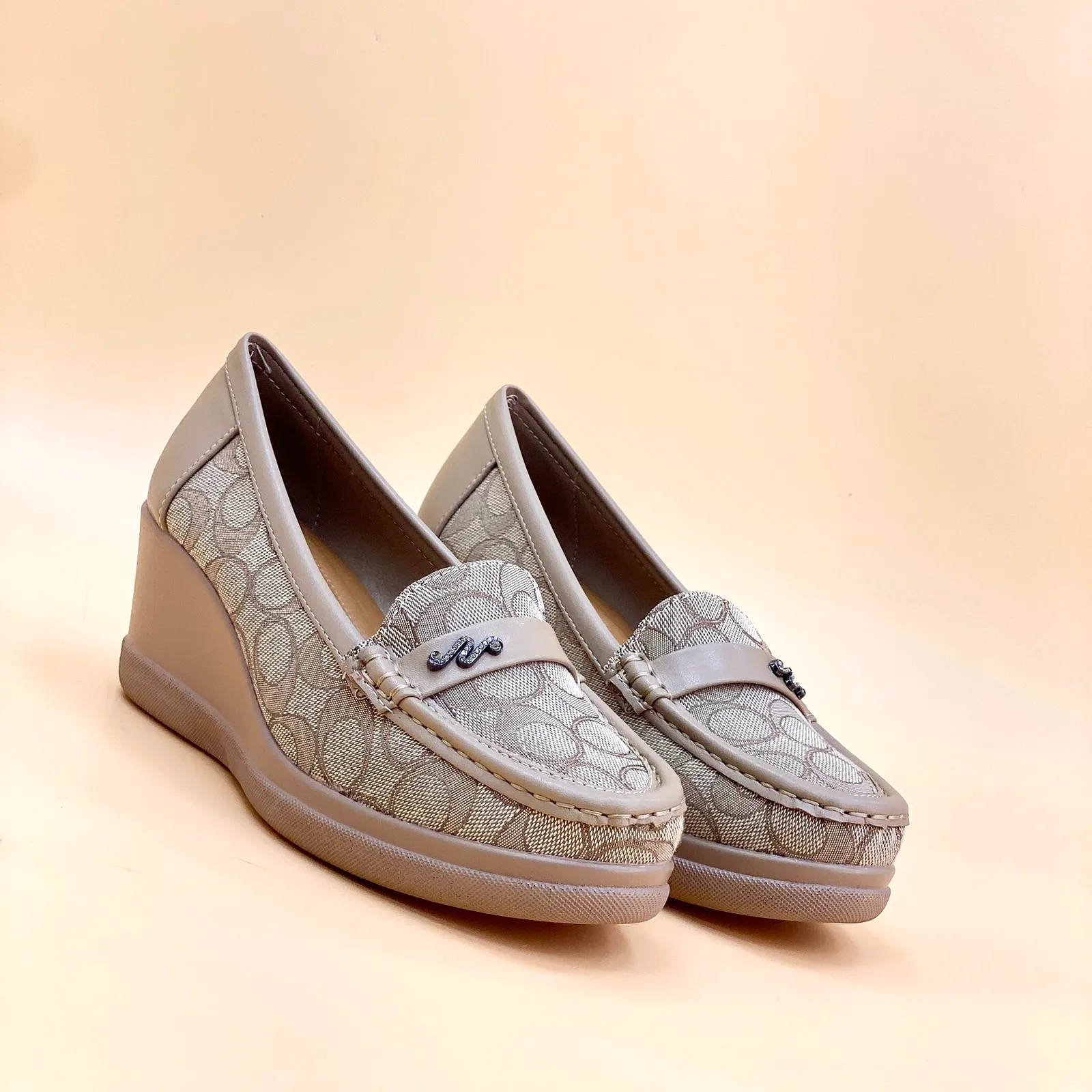 NEW ,  WOMEN FLAT SHOES W715